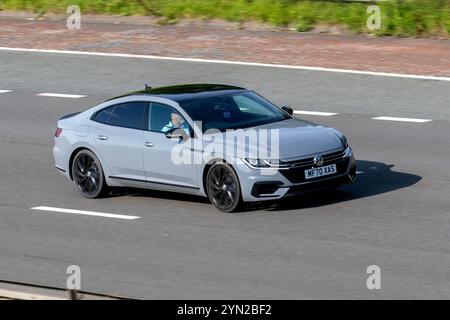 2020 VW Volkswagen Arteon R-Line Edition TSI S-A DSG, benzina 2,0 TSI 320PS 7-Speed DSG 4Motion; viaggiando sull'autostrada M6, Regno Unito Foto Stock