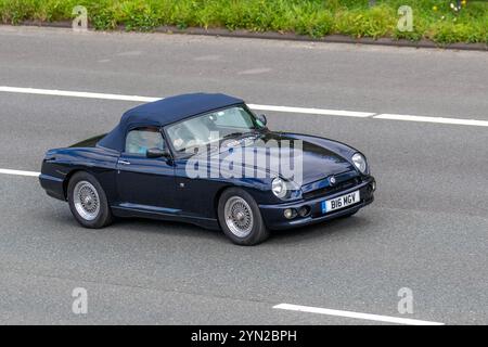 1995 90s 90 MG RV8, motore a benzina da 3,9 L V8 da 3900 cc Foto Stock