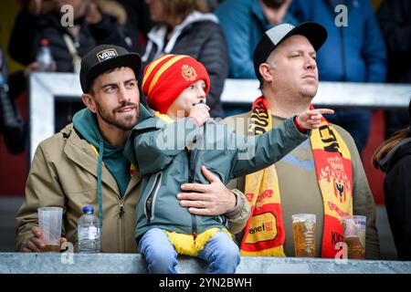 Mechelen, Belgio. 24 novembre 2024. I tifosi di Mechelen nella foto durante una partita di calcio tra KV Mechelen e Beerschot va, domenica 24 novembre 2024 a Mechelen, il giorno 15 della stagione 2024-2025 della "Jupiler Pro League" prima divisione del campionato belga. BELGA FOTO JILL DELSAUX credito: Belga News Agency/Alamy Live News Foto Stock