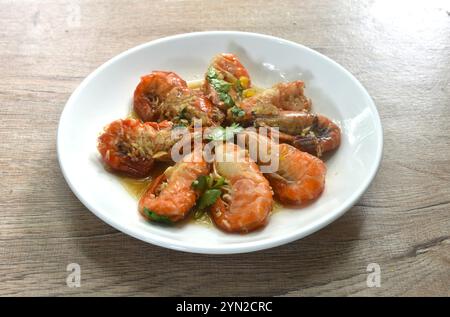 gamberetti salati fritti in profondità con aglio e pepe tagliati in salsa di pesce, disposti sul piatto Foto Stock