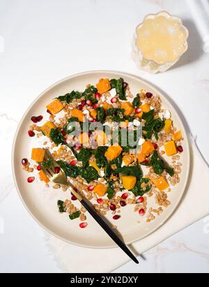 Sana insalata autunnale a base di farro, cavolo, zucca di butternut e semi di melograno Foto Stock