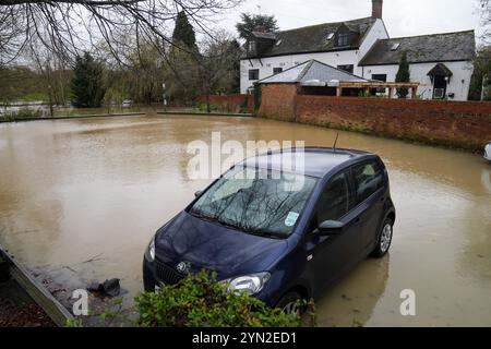 Un parcheggio allagato a Shipston-on-Stour, Warwickshire, nel Regno Unito sono in vigore più di 200 avvisi di inondazione, mentre Storm Bert continua a diffondersi in tutto il paese. Data foto: Domenica 24 novembre 2024. Foto Stock