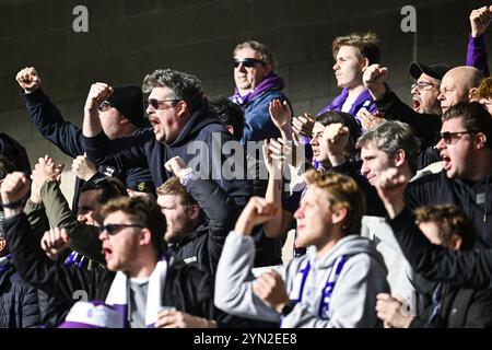 Mechelen, Belgio. 24 novembre 2024. I tifosi del Beerschot nella foto prima di una partita di calcio tra KV Mechelen e Beerschot va, domenica 24 novembre 2024 a Mechelen, il giorno 15 della stagione 2024-2025 della prima divisione della "Jupiler Pro League" del campionato belga. BELGA PHOTO TOM GOYVAERTS credito: Belga News Agency/Alamy Live News Foto Stock