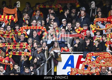 Mechelen, Belgio. 24 novembre 2024. I tifosi di Mechelen nella foto prima di una partita di calcio tra KV Mechelen e Beerschot va, domenica 24 novembre 2024 a Mechelen, il giorno 15 della stagione 2024-2025 della prima divisione del campionato belga 'Jupiler Pro League'. BELGA PHOTO TOM GOYVAERTS credito: Belga News Agency/Alamy Live News Foto Stock