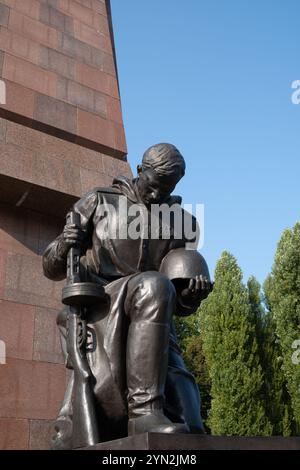 Statua di un soldato sovietico inginocchiato, Memoriale di guerra sovietico, Parco Treptower, Berlino, Germania. Foto Stock