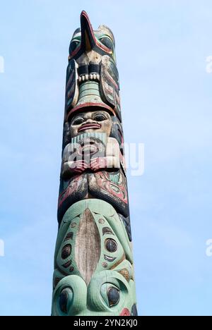 L'autentico totem Tlingit in mostra nel Sitka National Historical Park a Sitka, Alaska, Stati Uniti, il Sitka National Historical Park è uno storico nazionale Foto Stock