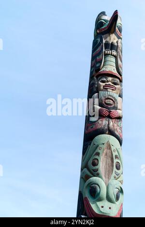 L'autentico totem Tlingit in mostra nel Sitka National Historical Park a Sitka, Alaska, Stati Uniti, il Sitka National Historical Park è uno storico nazionale Foto Stock