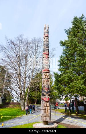 L'autentico totem Tlingit in mostra nel Sitka National Historical Park a Sitka, Alaska, Stati Uniti, il Sitka National Historical Park è uno storico nazionale Foto Stock