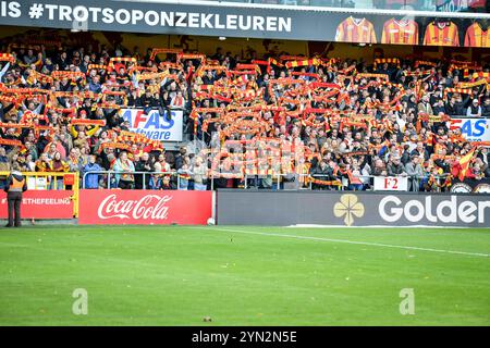 Mechelen, Belgio. 24 novembre 2024. I tifosi di Mechelen nella foto durante una partita di calcio tra KV Mechelen e Beerschot va, domenica 24 novembre 2024 a Mechelen, il giorno 15 della stagione 2024-2025 della "Jupiler Pro League" prima divisione del campionato belga. BELGA FOTO JILL DELSAUX credito: Belga News Agency/Alamy Live News Foto Stock