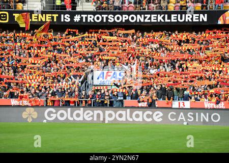 Mechelen, Belgio. 24 novembre 2024. I tifosi di Mechelen nella foto durante una partita di calcio tra KV Mechelen e Beerschot va, domenica 24 novembre 2024 a Mechelen, il giorno 15 della stagione 2024-2025 della "Jupiler Pro League" prima divisione del campionato belga. BELGA FOTO JILL DELSAUX credito: Belga News Agency/Alamy Live News Foto Stock