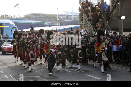 Una band che suona fuori terra prima dell'arrivo dei giocatori prima della partita dell'Autumn International allo Scottish gas Murrayfield Stadium di Edimburgo. Data foto: Domenica 24 novembre 2024. Foto Stock