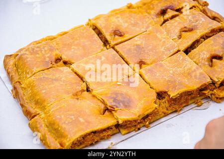 Empanada Gallega, torta tradizionale ripiena di tonno tipico della Galizia. Fotografia gastronomica Foto Stock