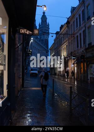 Lille di notte, Rue Lepelletier, con la torre dell'orologio di le Palais De la Bourse davanti Foto Stock