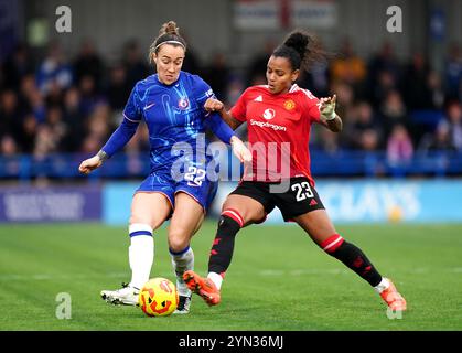 Lucy Bronze (a sinistra) del Chelsea e Geyse del Manchester United si battono per il pallone durante il Barclays Women's Super League match a Kingsmeadow, Londra. Data foto: Domenica 24 novembre 2024. Foto Stock