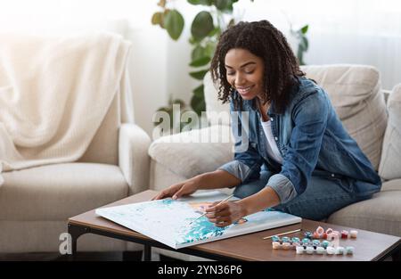 Pittura per numeri. Happy Black Woman disegno tela a casa Foto Stock