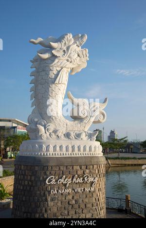 DANANG, VIETNAM - 6 GENNAIO 2016: Drago fluviale sul fiume Han Foto Stock