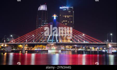 DA NANG, VIETNAM - 06 GENNAIO 2016: La parte centrale del Southern Cable-Staed Bridge nell'illuminazione notturna. Da Nang, Vietnam Foto Stock