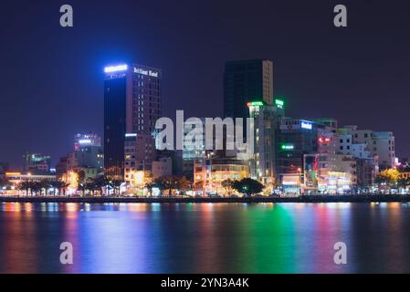 DA NANG, VIETNAM - 06 GENNAIO 2016: Banchina della città illuminata di notte in tarda serata Foto Stock