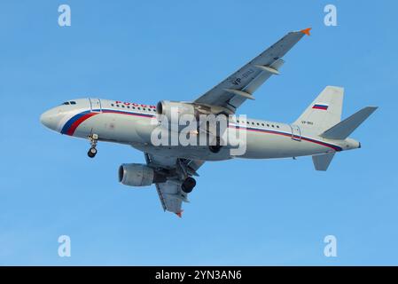 SAN PIETROBURGO, RUSSIA - 17 FEBBRAIO 2016: Russia Airlines Airbus A319-114 (VP-BIU) in primo piano in un cielo blu senza nuvole Foto Stock