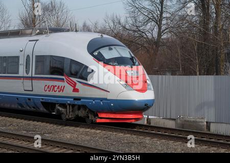 SLAVYANKA, RUSSIA - 4 MARZO 2024: Cabina del treno elettrico ad alta velocità EVS1-11 in un nuvoloso giorno di marzo Foto Stock