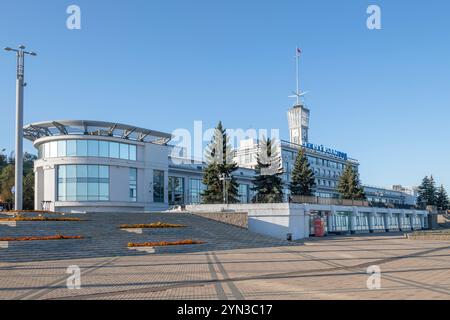 NIZHNY NOVGOROD, RUSSIA - 4 SETTEMBRE 2024: Vista del terminal del fiume in una soleggiata mattina di settembre Foto Stock