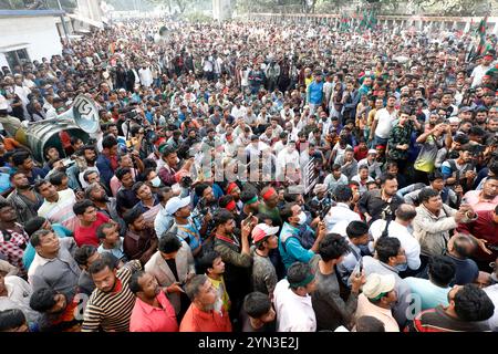 Dhaka, Bangladesh - 24 novembre 2024: I proprietari di risciò e gli estrattori di auto hanno tenuto una manifestazione di fronte al Press Club per protestare contro il divieto dell'alta Corte di aut Foto Stock