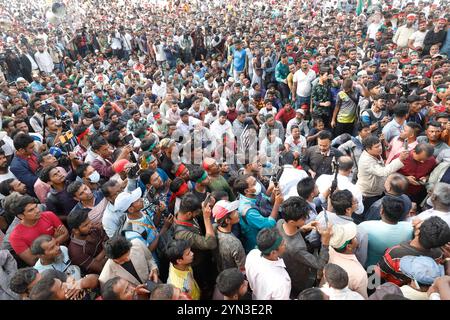 Dhaka, Bangladesh - 24 novembre 2024: I proprietari di risciò e gli estrattori di auto hanno tenuto una manifestazione di fronte al Press Club per protestare contro il divieto dell'alta Corte di aut Foto Stock