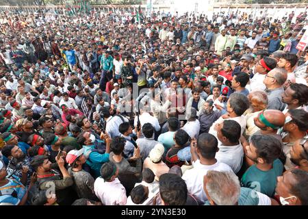 Dhaka, Bangladesh - 24 novembre 2024: I proprietari di risciò e gli estrattori di auto hanno tenuto una manifestazione di fronte al Press Club per protestare contro il divieto dell'alta Corte di aut Foto Stock