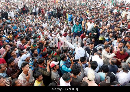 Dhaka, Bangladesh - 24 novembre 2024: I proprietari di risciò e gli estrattori di auto hanno tenuto una manifestazione di fronte al Press Club per protestare contro il divieto dell'alta Corte di aut Foto Stock