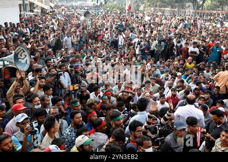 Dhaka, Bangladesh - 24 novembre 2024: I proprietari di risciò e gli estrattori di auto hanno tenuto una manifestazione di fronte al Press Club per protestare contro il divieto dell'alta Corte di aut Foto Stock