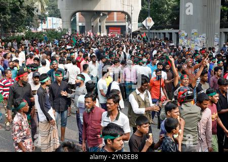 Dhaka, Bangladesh - 24 novembre 2024: I proprietari di risciò e gli estrattori di auto hanno tenuto una manifestazione di fronte al Press Club per protestare contro il divieto dell'alta Corte di aut Foto Stock