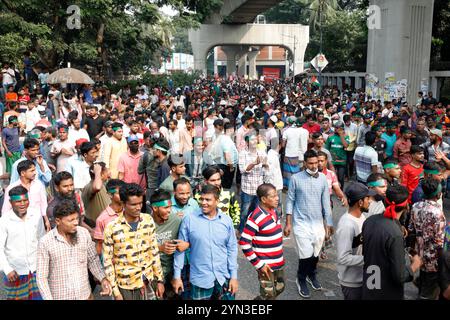 Dhaka, Bangladesh - 24 novembre 2024: I proprietari di risciò e gli estrattori di auto hanno tenuto una manifestazione di fronte al Press Club per protestare contro il divieto dell'alta Corte di aut Foto Stock