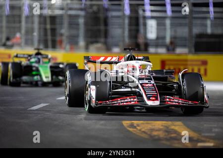 23 novembre 2024; Las Vegas, Nevada, Stati Uniti. F1 Las Vegas Grand Prix; Race Day; Kevin Magnussen (20) della Danimarca e il team MoneyGram Haas F1 Team guida Foto Stock