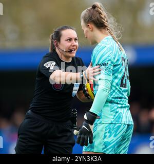 L'arbitro Emily Heaslip parla a Hannah Hampton di Chelsea Women durante la partita Barclays Women's Super League Chelsea FC Women vs Manchester United Women al Kingsmeadow Stadium, Kingston upon Thames, Regno Unito, 24 novembre 2024 (foto di Izzy Poles/News Images) a Kingston upon Thames, Regno Unito il 24/11/2024. (Foto di Izzy Poles/News Images/Sipa USA) Foto Stock