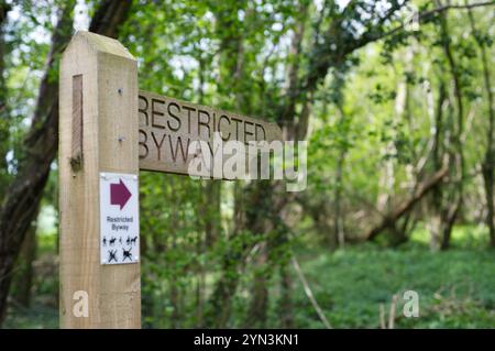 Restricted Byway cartello con freccia in legno UK Countryside Foto Stock