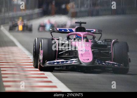 23 novembre 2024; Las Vegas, Nevada, Stati Uniti. F1 Las Vegas Grand Prix; Race Day; Esteban Ocon (31) di Francia e team BTW Alpine F1 Team guida Foto Stock