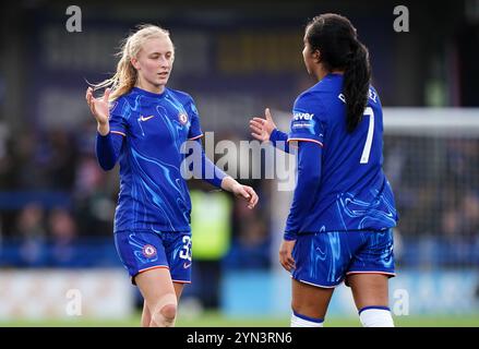 Aggie Beever-Jones del Chelsea saluta Mayra Ramirez del Chelsea dopo il Barclays Women's Super League match a Kingsmeadow, Londra. Data foto: Domenica 24 novembre 2024. Foto Stock