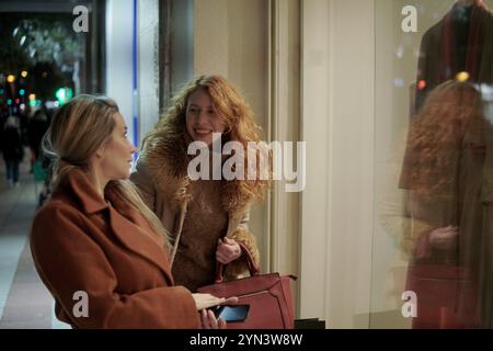 Le donne le amiche fanno shopping a Natale Foto Stock