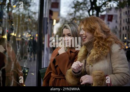 Le donne le amiche fanno shopping a Natale Foto Stock