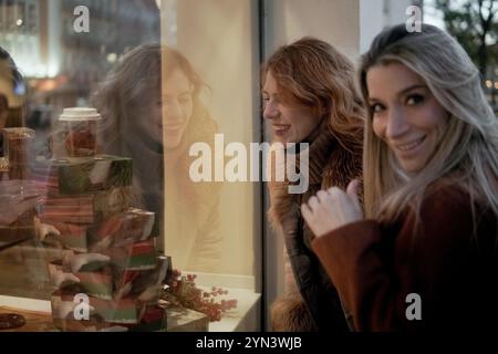 Le donne le amiche fanno shopping a Natale Foto Stock