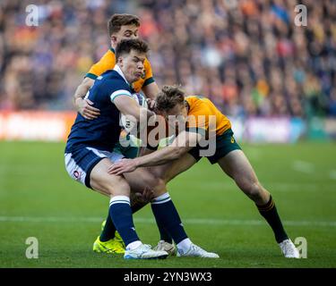 Edimburgo, Regno Unito. 24 novembre 2024; Murrayfield Stadium, Edimburgo, Scozia: Autumn Rugby International, Scotland versus Australia; Huw Jones of Scotland is tackled Credit: Action Plus Sports Images/Alamy Live News Foto Stock