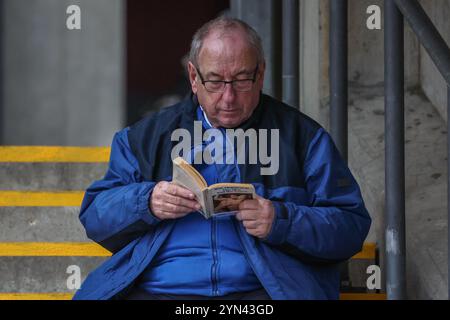 I tifosi arrivano in occasione della partita dell'Autumn Nations Series Inghilterra vs Giappone all'Allianz Stadium di Twickenham, Regno Unito. 24 novembre 2024. (Foto di Mark Cosgrove/News Images) a Twickenham, Regno Unito il 24/11/2024. (Foto di Mark Cosgrove/News Images/Sipa USA) credito: SIPA USA/Alamy Live News Foto Stock