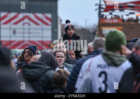 I tifosi arrivano in occasione della partita dell'Autumn Nations Series Inghilterra vs Giappone all'Allianz Stadium di Twickenham, Regno Unito. 24 novembre 2024. (Foto di Mark Cosgrove/News Images) a Twickenham, Regno Unito il 24/11/2024. (Foto di Mark Cosgrove/News Images/Sipa USA) credito: SIPA USA/Alamy Live News Foto Stock