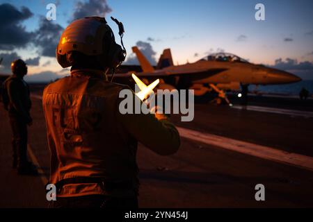 La U.S. Navy Aviation Boatswain's Mate (Handling) 3rd Class Chelsea Mortimer, di Kent, Washington, dirige un EA-18G Growler, assegnato all'Electronic AT Foto Stock