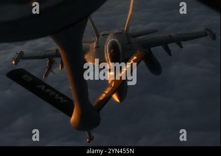 Un Boeing EA-18G Growler Aircraft della Marina degli Stati Uniti si riunisce dietro un aereo KC-135 Stratotanker dalla Fairchild Air Force base, Washington, 13 dicembre 2022. Foto Stock