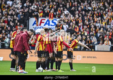 Mechelen, Belgio. 24 novembre 2024. I giocatori DEL KV Mechelen festeggiano dopo aver vinto una partita di calcio tra KV Mechelen e Beerschot va, domenica 24 novembre 2024 a Mechelen, il giorno 15 della stagione 2024-2025 della "Jupiler Pro League" prima divisione del campionato belga. BELGA PHOTO TOM GOYVAERTS credito: Belga News Agency/Alamy Live News Foto Stock