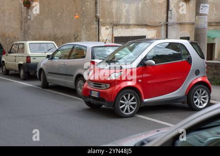 Red Smart ForTwo parcheggiata sul marciapiede a Bracciano, Italia. Foto Stock