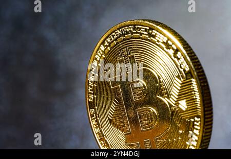 Primo piano immagine concettuale di un bitcoin fisico Foto Stock