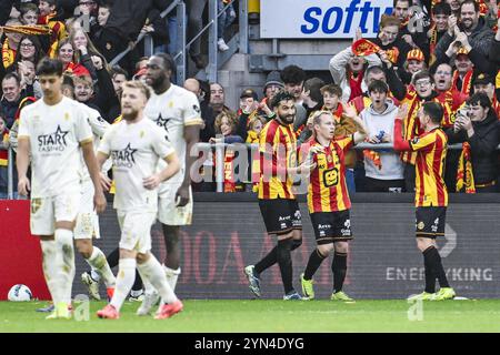 Patrick Pflucke di Mechelen festeggia dopo aver segnato durante una partita di calcio tra KV Mechelen e Beerschot va, domenica 24 novembre 2024 a Mechelen, il giorno 15 della stagione 2024-2025 della prima divisione del campionato belga "Jupiler Pro League". BELGA FOTO TOM GOYVAERTS Foto Stock