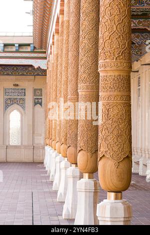 Colonnato in legno nel mausoleo Hazrat Khizr a Samarcanda Foto Stock